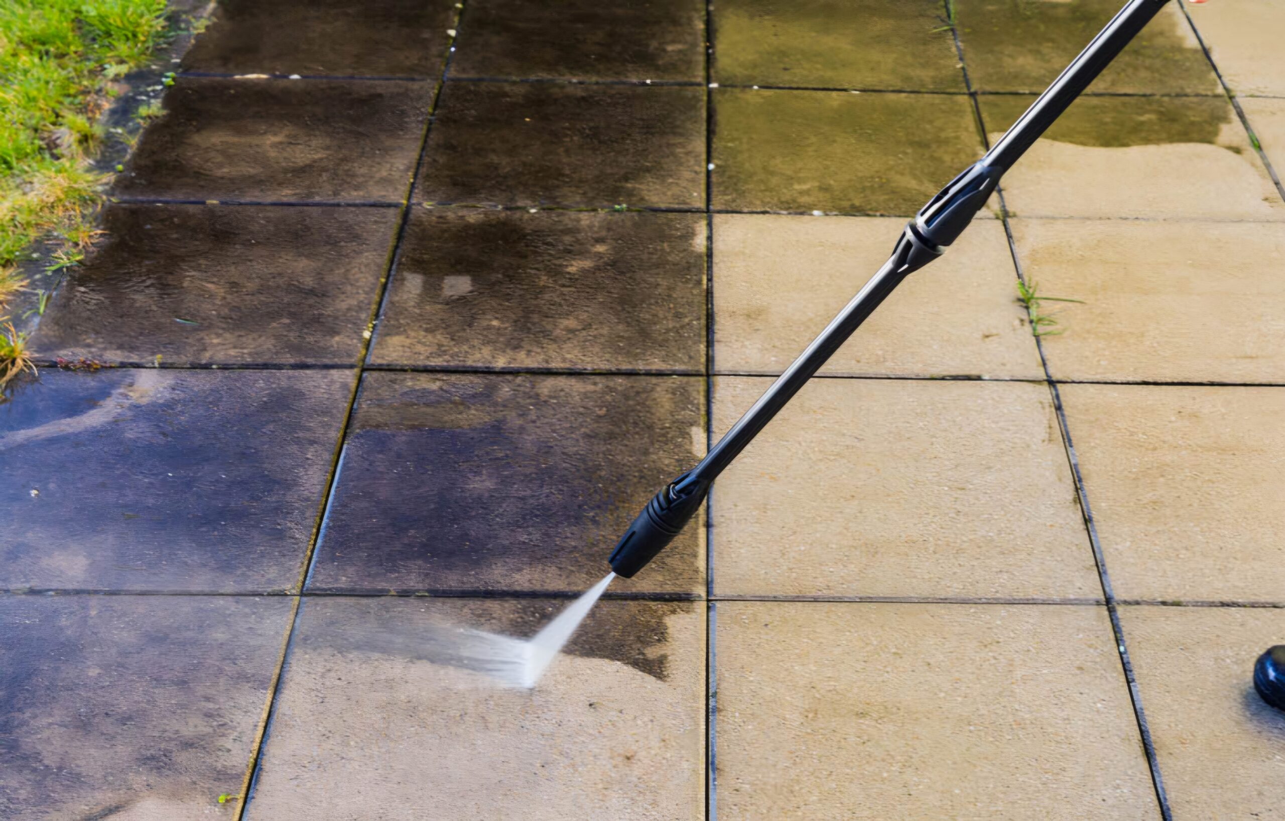 Nettoyage haute pression de pavés de terrasse avec contraste avant et après